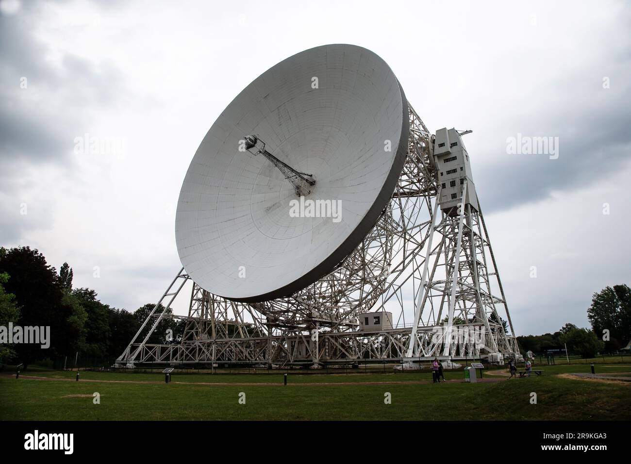 Blick auf die riesige 76-Meter-Schüssel des Lovell-Radioteleskops im astronomischen Forschungszentrum für Astrophysik der Jodrell Bank in Cheshire, England, Großbritannien. Stockfoto