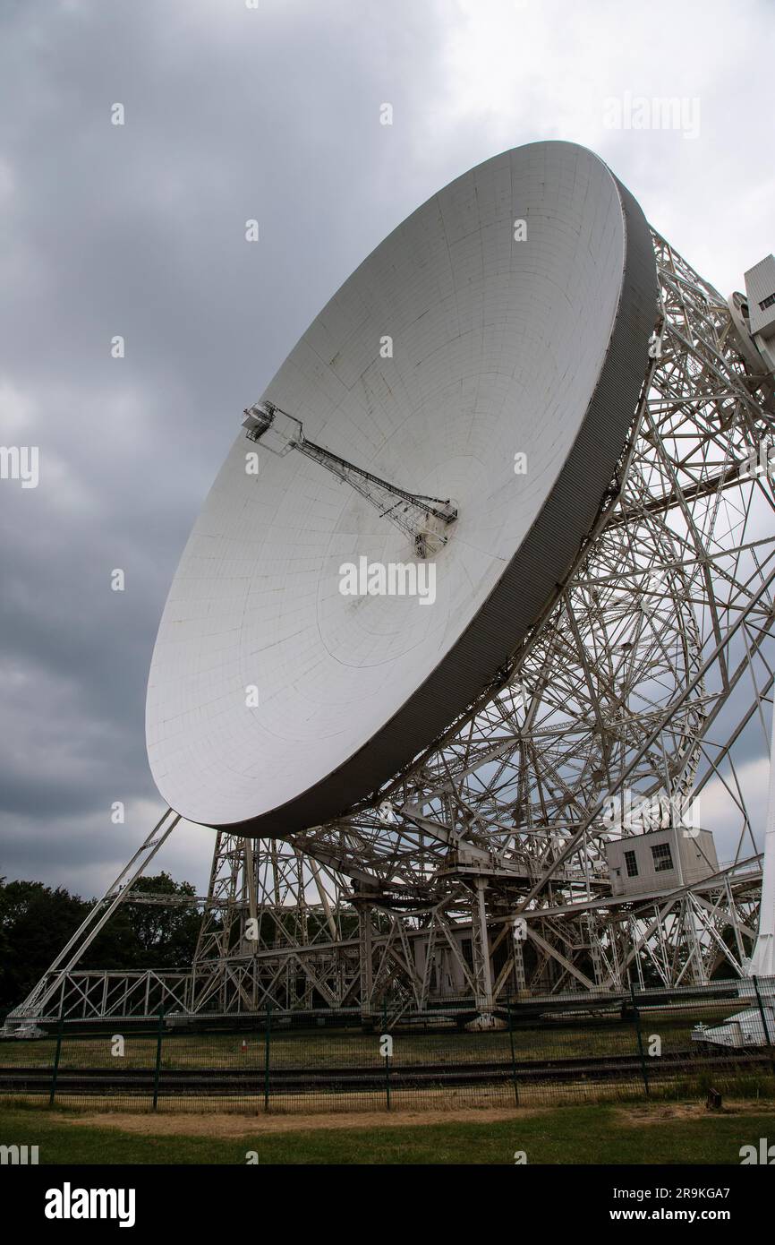 Ein Blick auf das riesige 76 Meter große Lovell-Radioteleskop an der Jodrell Bank auf der Cheshire Plain, das Radiowellen aus astronomischen Quellen erkennt Stockfoto