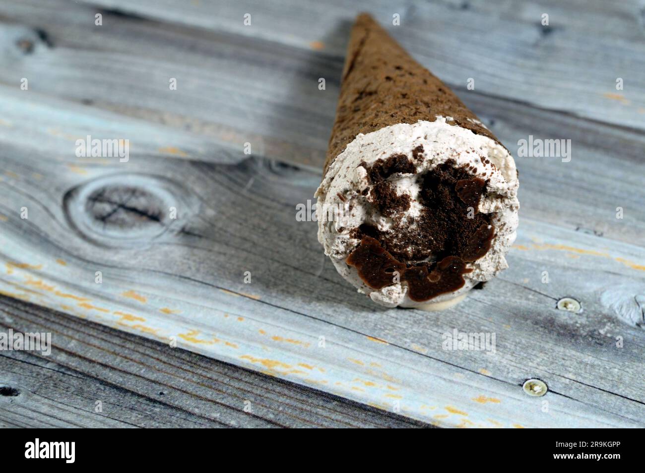 Eiscreme aus Kakao, Schokolade und Vanilleschote mit Schokoladenchips, Keksstücken in knusprigen Waffeln, schmelzendes kaltes Eis, mit dem man wirbeln kann Stockfoto
