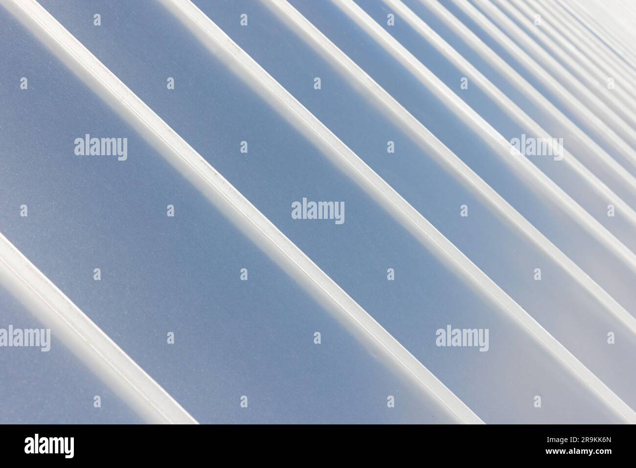 Neues Dach aus Edelstahlplatten, abstraktes Hintergrundbild der Architektur Stockfoto