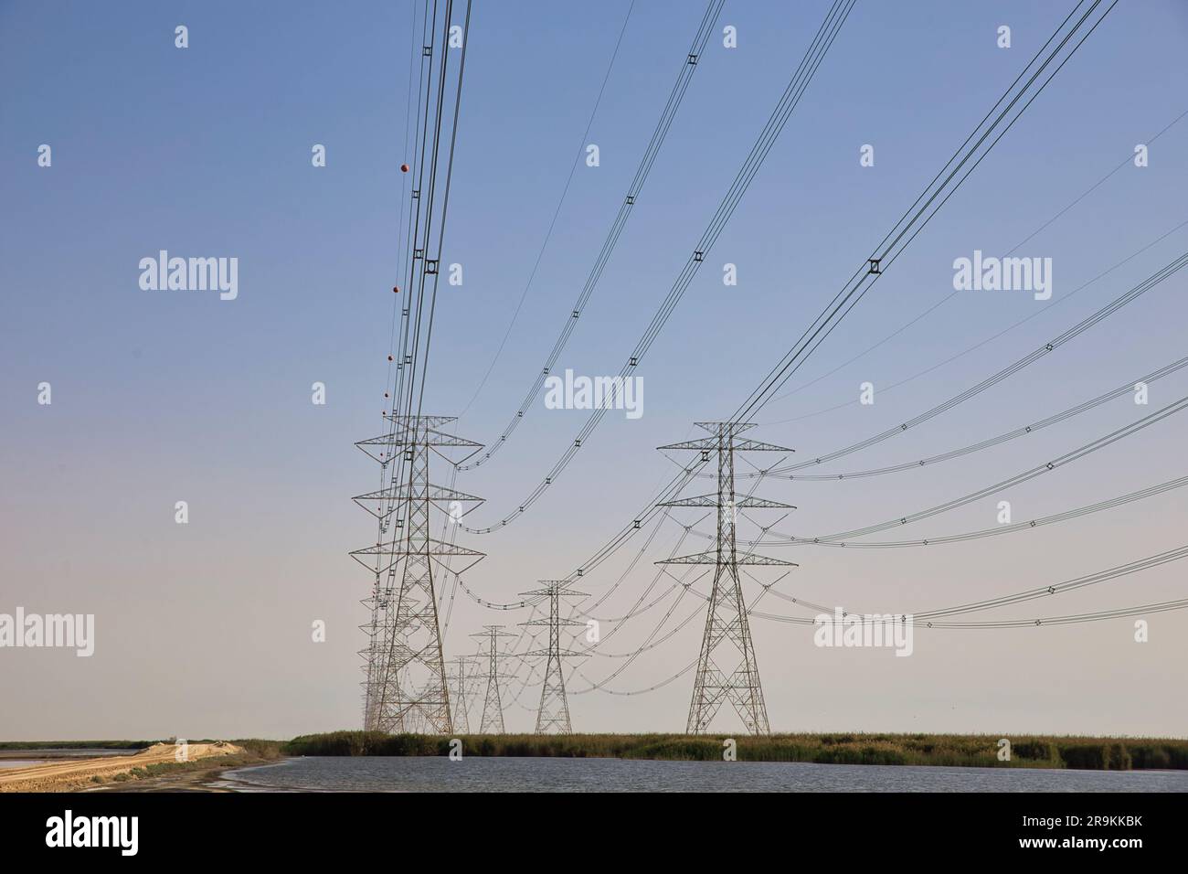 Hochleistungs-Stromleitungen in der Wüste. Dammam-Saudi-Arabien. Stockfoto