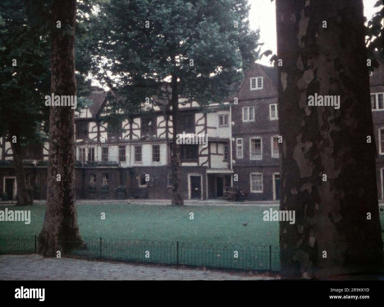 Ende 1950er - Blick auf das Queen's House und Tower Green am Tower of London Stockfoto Ende 1950er - Blick auf das Queen's House und Tower Green am Tower of London Stockfoto