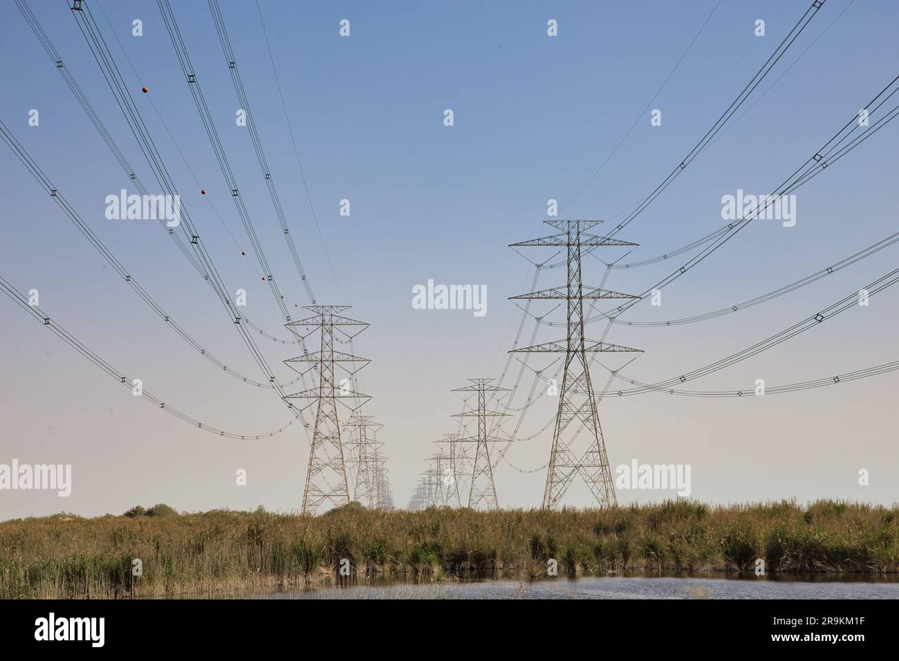 Hochleistungs-Stromleitungen in der Wüste. Dammam-Saudi-Arabien. Stockfoto