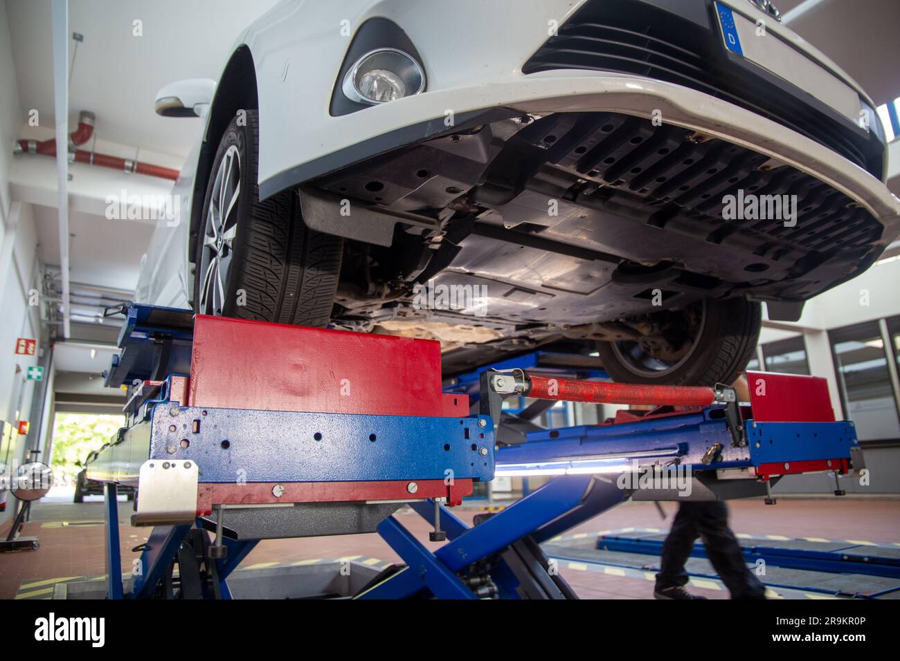 Toyota Avensis auf der Hebebühne bei der Hauptinspektion (Ludwigshafen, Deutschland, 27. Juni 2023) Stockfoto
