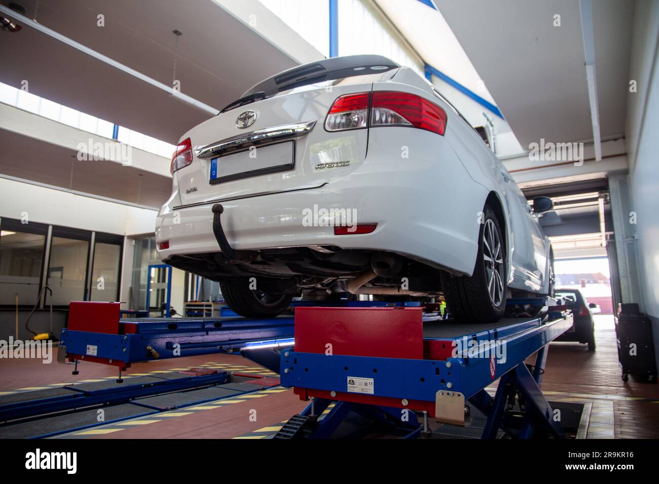 Toyota Avensis auf der Hebebühne bei der Hauptinspektion (Ludwigshafen, Deutschland, 27. Juni 2023) Stockfoto