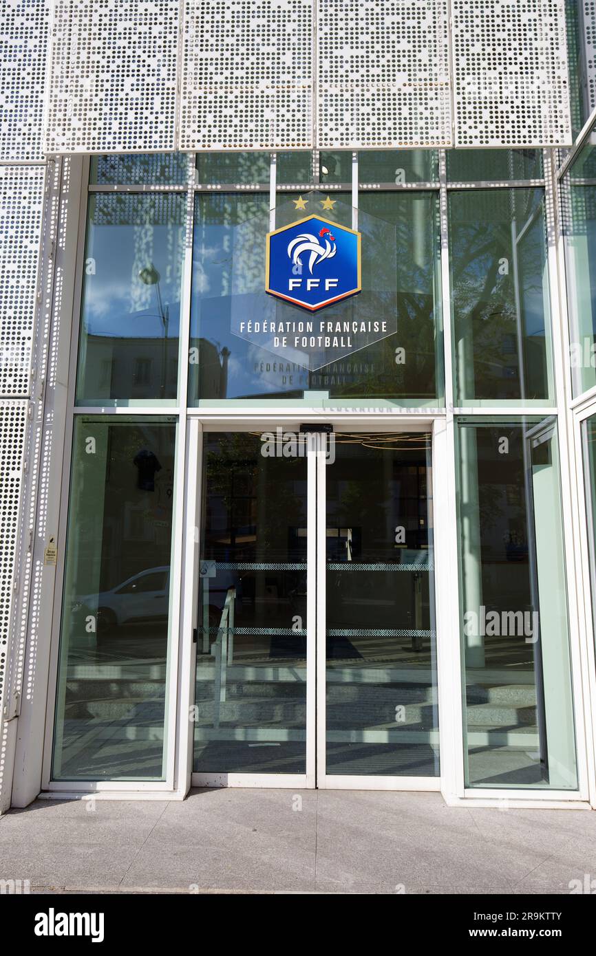 PARIS, FRANKREICH - 9. SEPTEMBER 2022: Blick auf den Eingang des französischen Fußballverbands in Paris. Es liegt am Boulevard Grenelle im 15. Bezirk Stockfoto