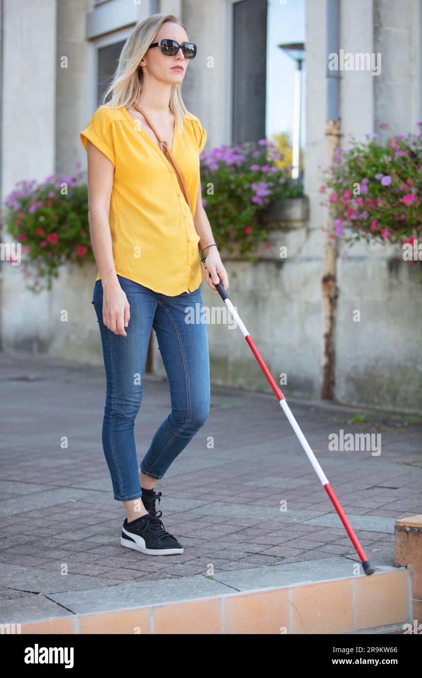 Blinde Frau, die auf der Straße läuft Stockfoto