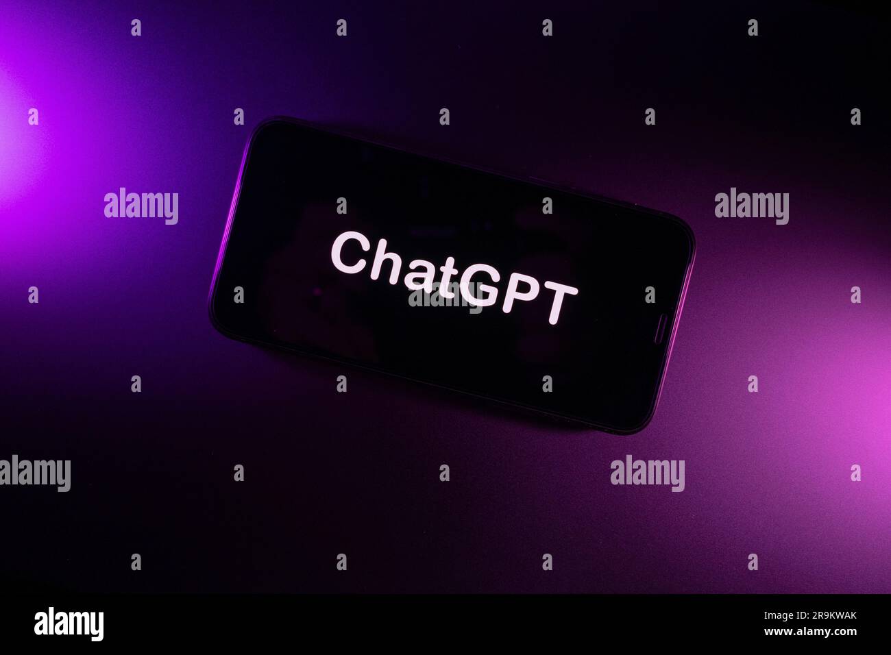 Azoren, Portugal - 21.01.2023: Smartphone mit OpenAI-Logo und Farbeffekt. Stockfoto