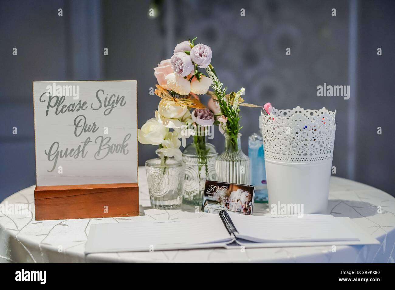 Ein Signiertisch für Hochzeitsgäste, um das Gästebuch des Paares zu unterschreiben Stockfoto