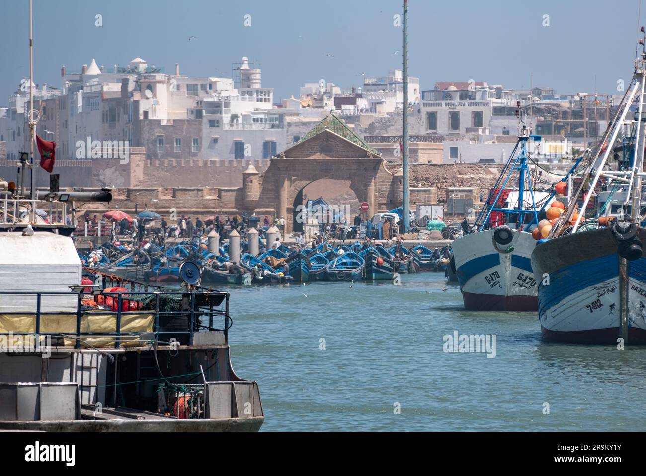 Malerische Fischerboote im Hafen von Essaouira, Marokko Stockfoto