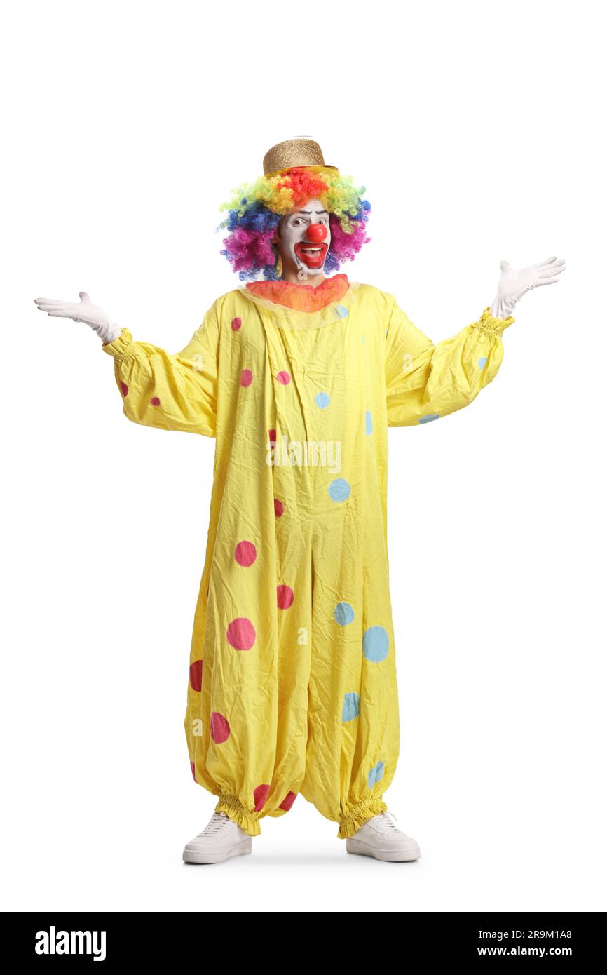 Porträt eines Clowns in gelbem Kostüm mit isolierten Händen auf weißem Hintergrund Stockfoto