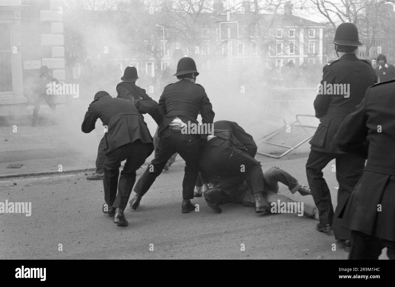 Rassismus 1970er Vereinigtes Königreich. Anti-Nazi-Liga-Demonstration gegen einen marsch der Front National durch das Zentrum von Leicester. Demonstranten der Polizei und der Anti-Nazi-Liga in einem Gefecht. Leicester, England, ca. 1978. HOMER SYKES Stockfoto