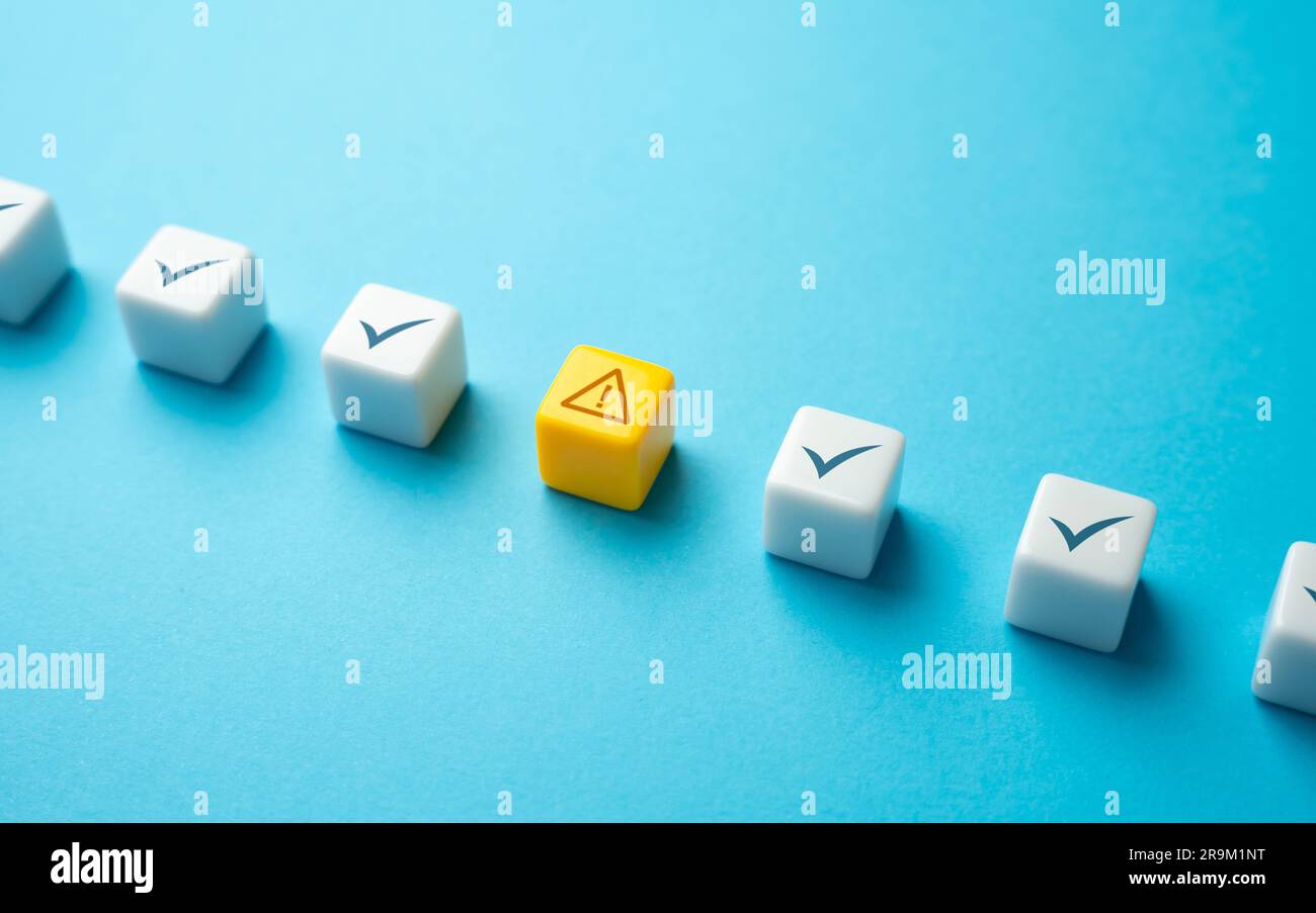 Problemwarnung. Bei einer Systemprüfung wurde ein unbekanntes Problem festgestellt. Fehlerkorrektur. Etwas stimmt nicht. Sicherheit am Arbeitsplatz. Potenzielle Risiken. Anomal Stockfoto