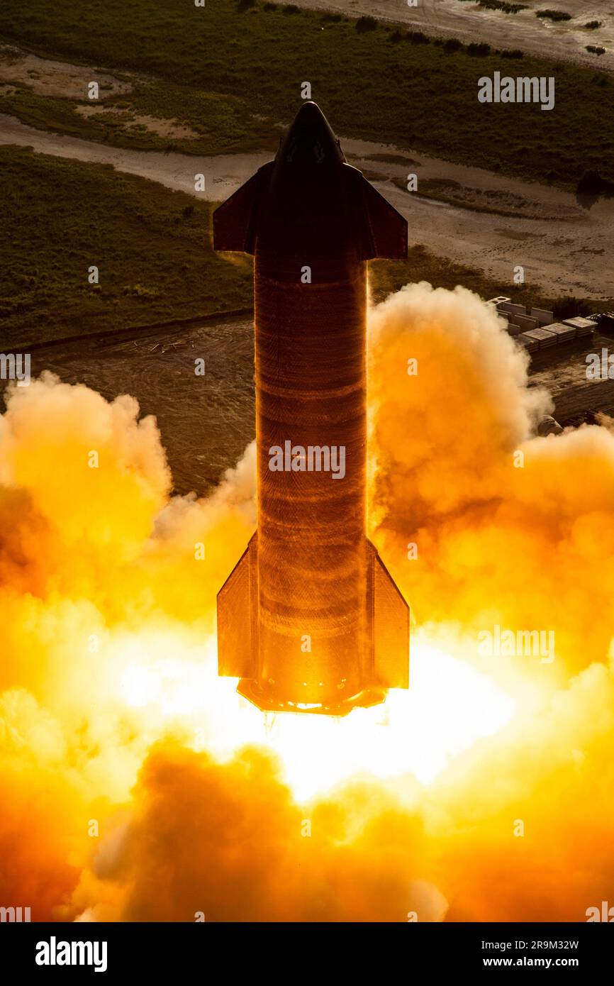 Boca Chica, Usa. 27. Juni 2023. SpaceX Raumschiff 25 hat einen statischen Feuertest mit sechs Triebwerken am Montag, den 26. Juni 2023, auf der Sternenbasis in Boca Chica, Texas. Elon Musk, CEO von SpaceX, teilte kürzlich der Journalistin Ashlee Vance mit, dass das Unternehmen nach ihrem ersten Testflug am 20. April mehr als 1.000 Änderungen am Design des Schiffs vorgenommen habe. Foto von SpaceX/UPI Credit: UPI/Alamy Live News Stockfoto