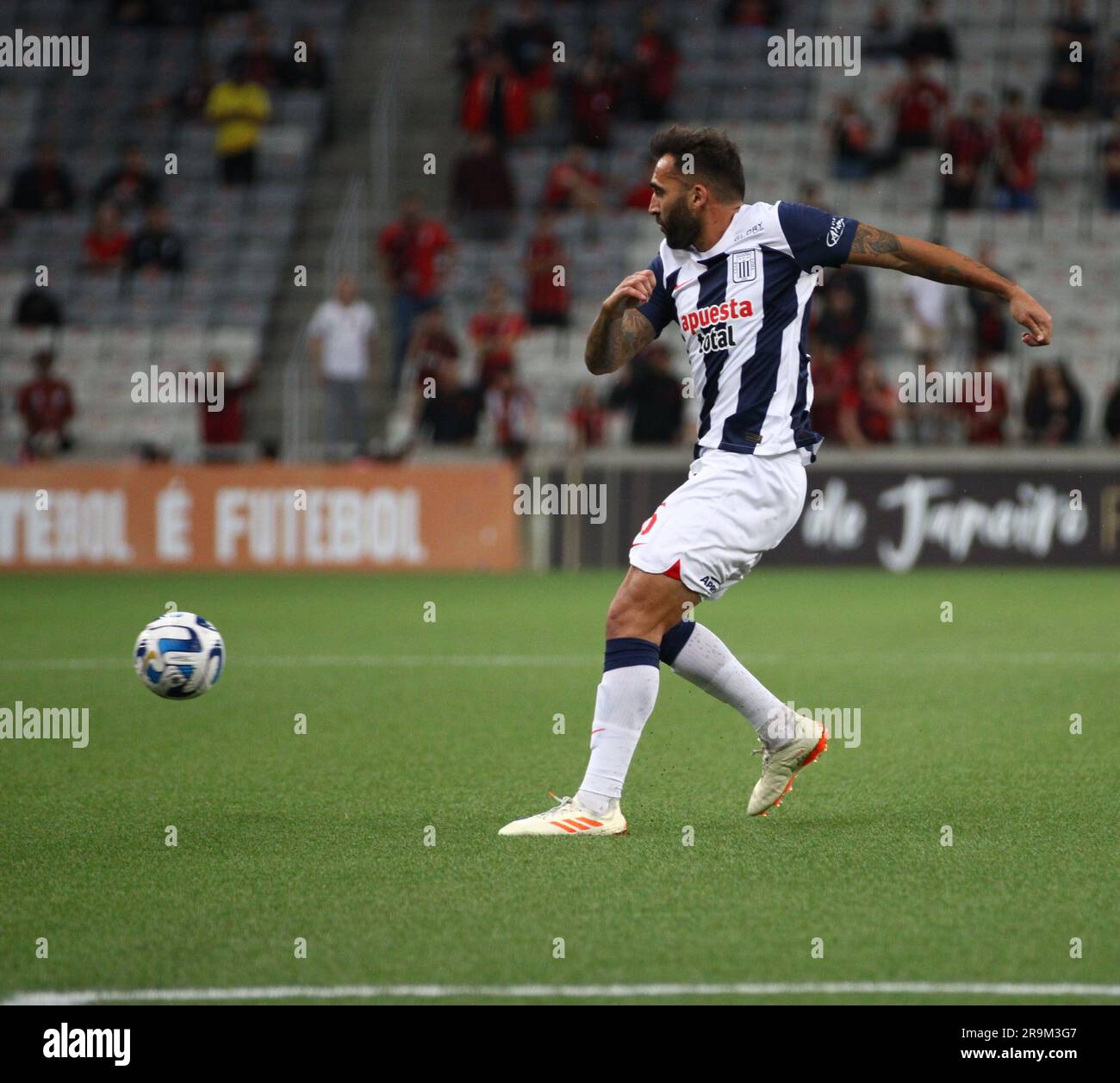 Curitiba, Parana, Brasilien. 27. Juni 2023. Curitiba (PR), 06/27/2023 -FUTEBOL/LIBERTADORES/ATHLETICO PR/ALIANZA LIMA - Match between Athletico PR against Alianza Lima, gültig für die 6. Runde der Gruppenrunde von Libertadores 2023, in der Ligga Arena am Abend dieses Dienstags, 27. Juni 2023. (Kreditbild: © Edson De Souza/TheNEWS2 via ZUMA Press Wire) NUR ZUR REDAKTIONELLEN VERWENDUNG! Nicht für den kommerziellen GEBRAUCH! Stockfoto