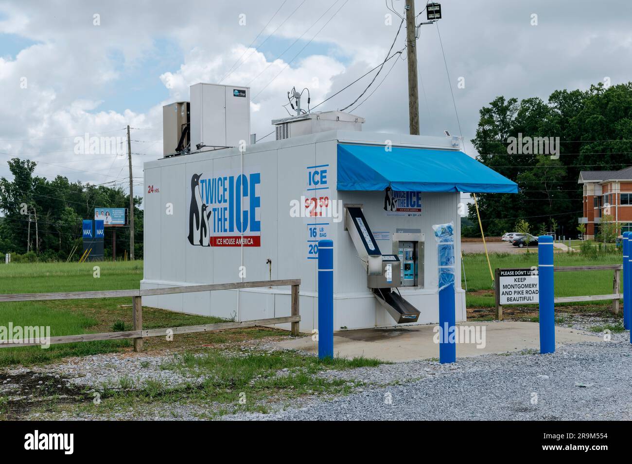 Große eigenständige Eismaschine für Do-it-yourself-Käufe von Eis in Taschen, die während der heißen Sommermonate in Montgomery, Alabama, USA, am beliebtesten sind. Stockfoto
