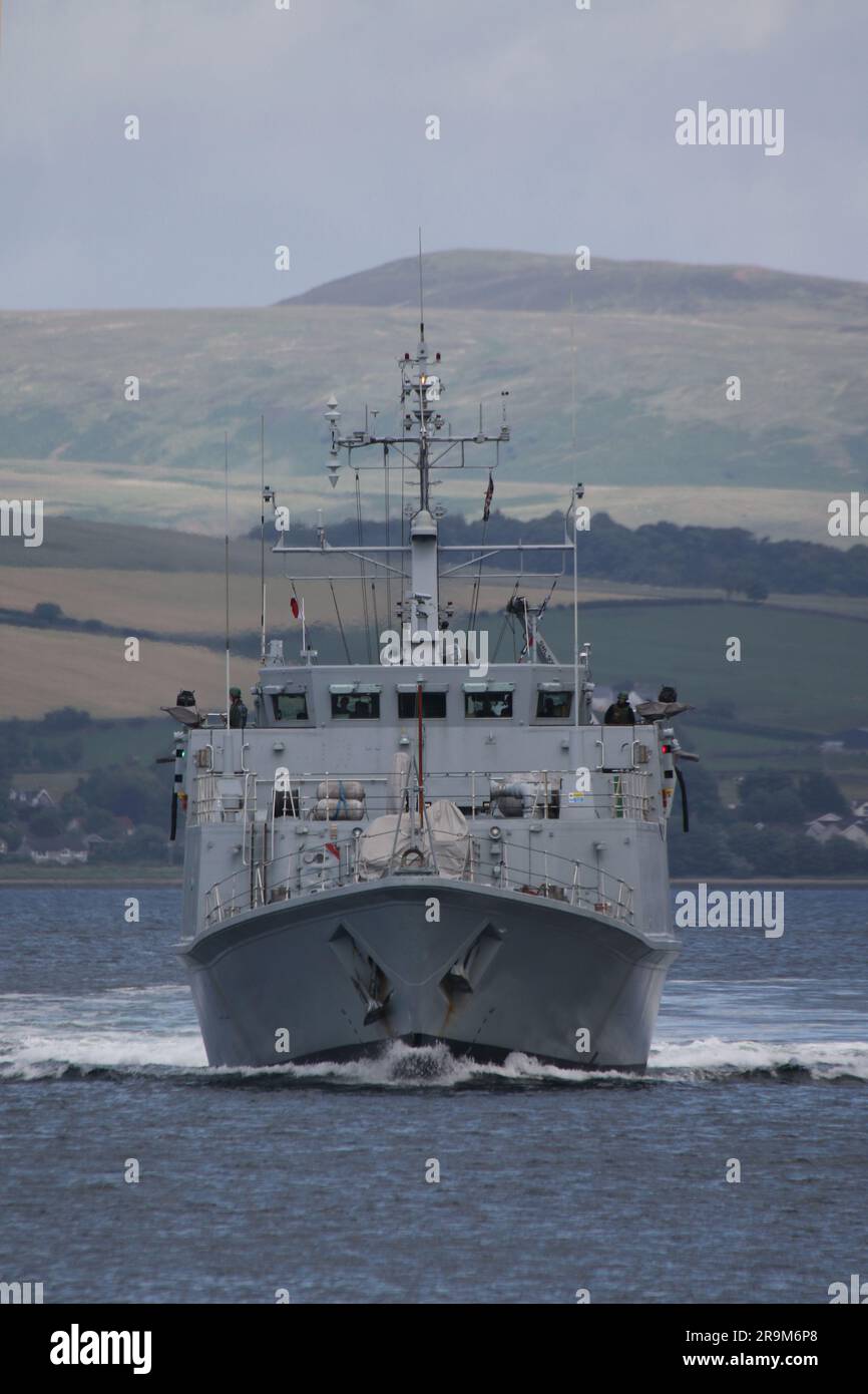 UNS Chernihiv (M310), ein Minenjäger der Sandown-Klasse, der von der ukrainischen Marine betrieben wird, vorbei an Greenock am Firth of Clyde. Das Schiff nimmt an der Übung Sea Breeze 23-1 Teil (in Anerkennung des provisorischen Gastgeberlandes Alba Breeze genannt), einer multinationalen Militärübung, die dieses Jahr in Schottland statt dem üblichen Gastgeberland der Ukraine stattfindet. Dieses Schiff diente bei der britischen Royal Navy als HMS Grimsby (M108), bis es 2022 stillgelegt und Anfang dieses Jahres in die ukrainische Marine überführt wurde. Das ist ihre erste Marineübung in den Händen ihrer neuen Besitzer. Stockfoto