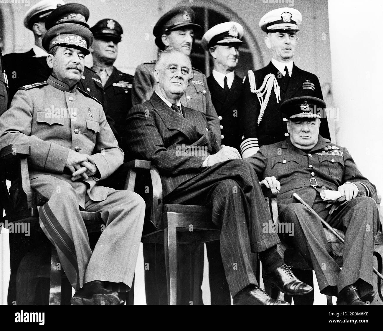 Sowjetischer Generalsekretär Josef Stalin, USA Präsident Franklin Roosevelt, britischer Premierminister Winston Churchill, auf der Veranda der russischen Botschaft während der Teheran-Konferenz, Teheran, Iran, USA Army Signal Corps, Dezember 1943 Stockfoto