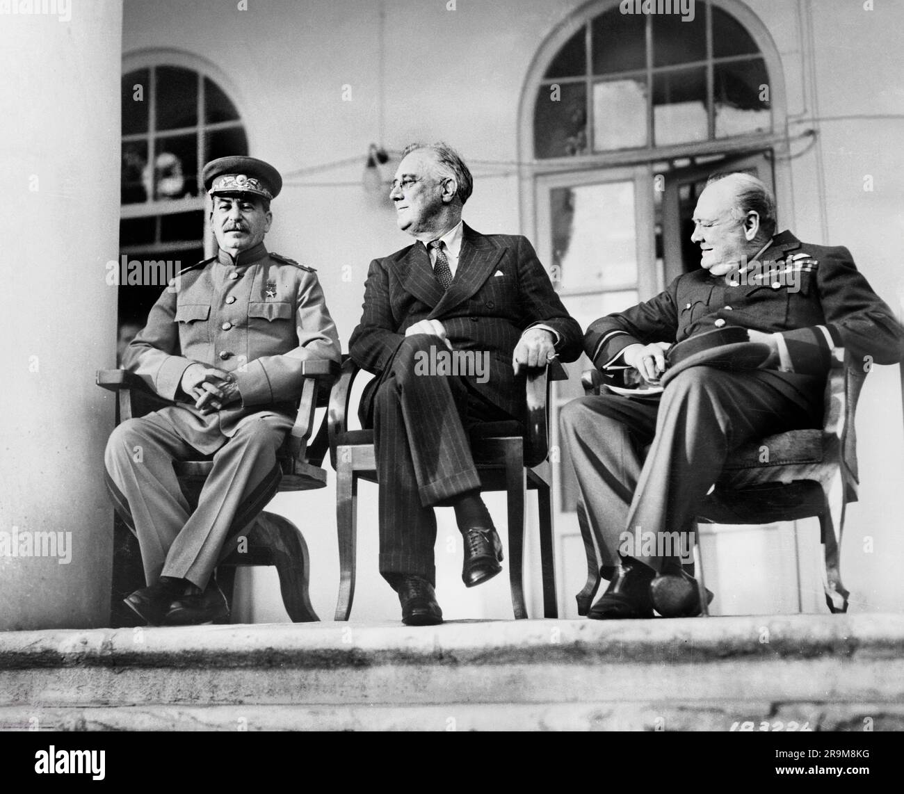 Sowjetischer Generalsekretär Josef Stalin, USA Präsident Franklin Roosevelt, britischer Premierminister Winston Churchill, auf der Veranda der russischen Botschaft während der Teheran-Konferenz, Teheran, Iran, USA Army Signal Corps, November 1943 Stockfoto