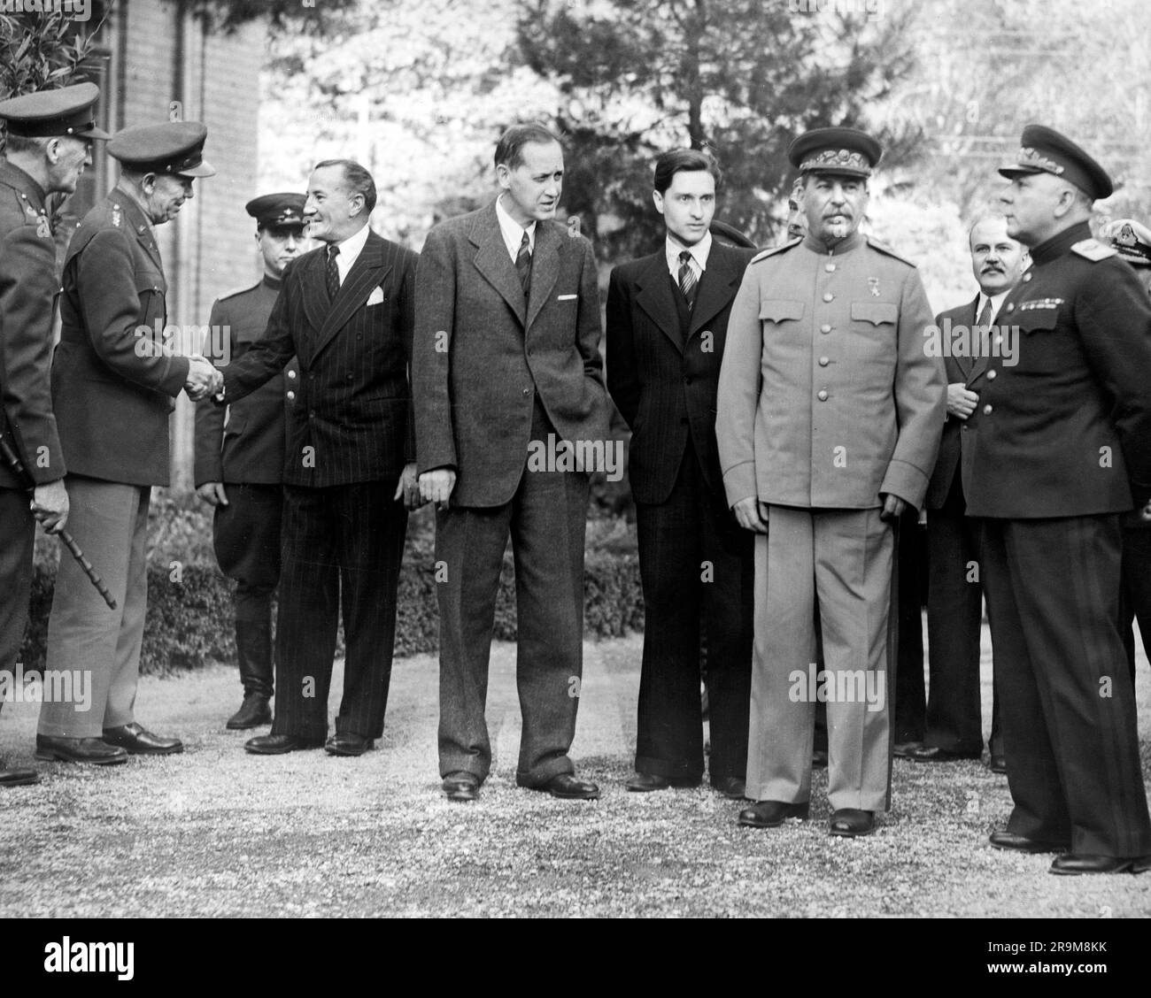 USA General George C. Marshall, Stabschef der USA, schüttelte Sir Archibald Clark Keer, britischer Botschafter in der UdSSR, Harry Hopkins, Dolmetscher von Marschall Stalin, Marschall Josef Stalin, Außenminister Wjatscheslav Molotov, General Kliment Voroshilov, während der Teheran-Konferenz, Teheran, Iran, USA Army Signal Corps, November 1943 Stockfoto