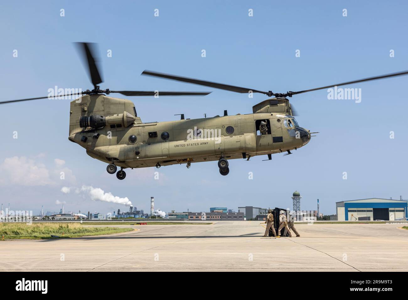 USA Marines mit dem 3. Landungsstützungsbataillon (LSB) bereiten sich auf einen Truppenführer der CH-47 vor, der am 15. Juni 2023 in Pohang, Südkorea, mit 3-2 General Aviation Support Bataillons schwebt. 3. LSB, 3. Marine Logistics Group führt in Südkorea zusammen mit der Republik Korea (ROK) Navy, der ROK Army und den USA eine kombinierte Vertriebsübung (CDEX) 23 durch Armee, die USA Luftwaffe und US-Marine. 3. der LSB bietet Kraftstoff-, Wasser-, Boden- und Lufttransport an, um die Nachhaltigkeit und Verteilung der CDEX-Truppe zu ermöglichen. (USA Marinekorps Foto von Staff Sgt. Stockfoto