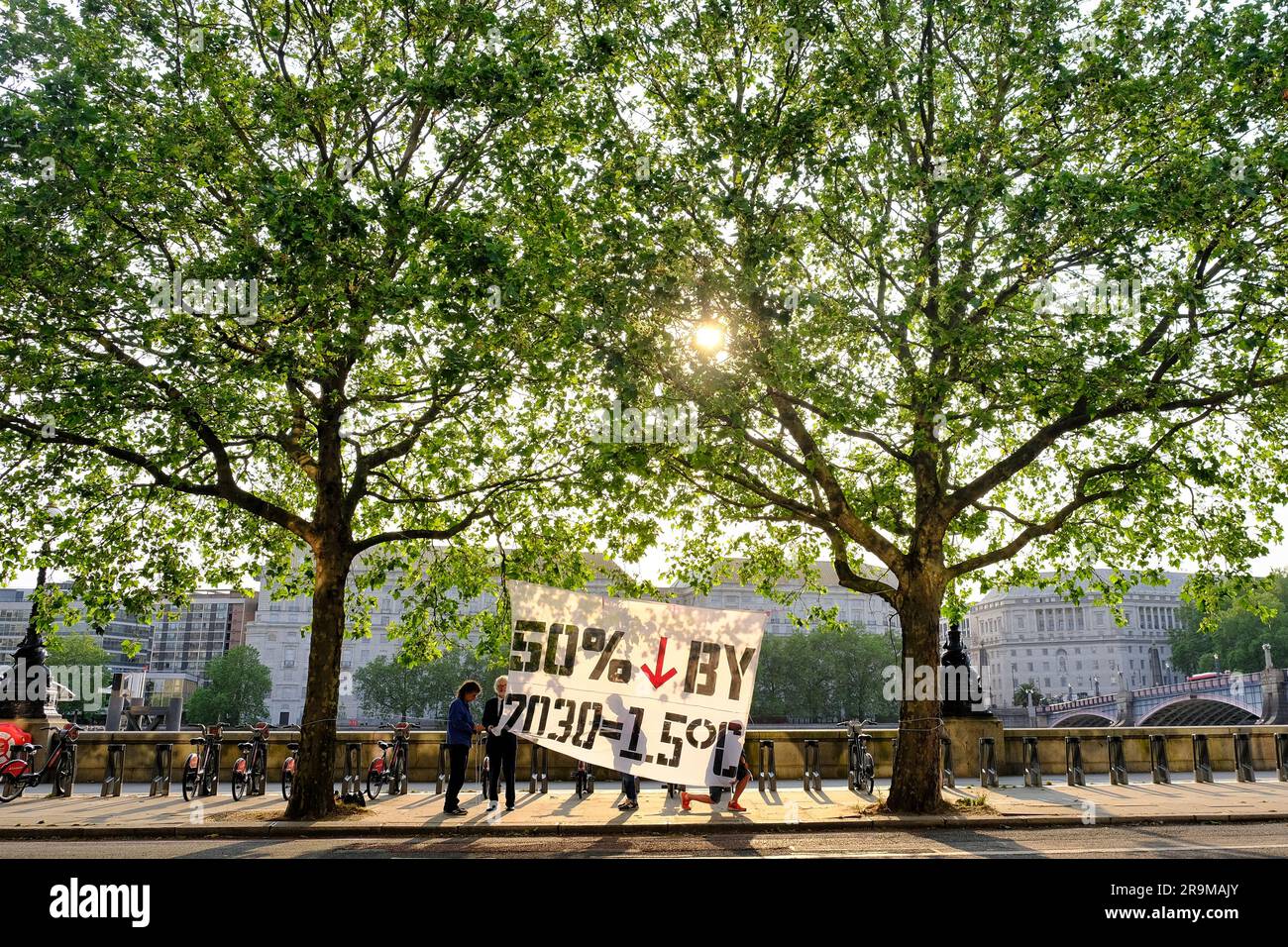 London, Großbritannien. Klimaaktivistengruppe Ocean Rebellion protestiert im Vorfeld der UN-MEPC80-Treffen, bei denen über die Verringerung der CO2-Emissionen verhandelt wird. Stockfoto