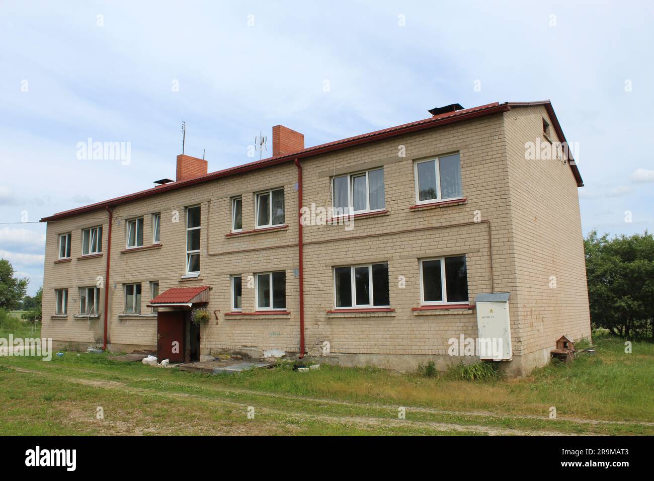 Kleines Apartment-Gebäude aus der Sowjetzeit in SECE, Lettland Stockfoto