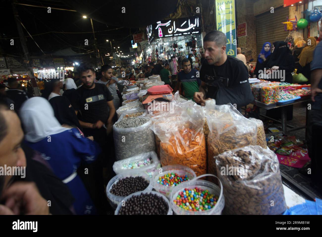 Gazastreifen, Gaza, 27. Juni 2023, Palästinenser kaufen Süßigkeiten auf einem populären Markt als Vorbereitung auf den bevorstehenden muslimischen Eid al-Adha-Urlaub in Rafah Süd-Gaza am Dienstag, 27. Juni feiern 2023 Muslime weltweit das Eid al-Adha (Opferfest), indem sie Schafe, Ziegen, Kühe und Kamele schlachten, Zum Gedenken an Prophet Abrahams Bereitschaft, seinen Sohn Ismail auf Gottes Befehl zu opfern. Foto: Ismael Mohamad/UPI Credit: UPI/Alamy Live News Stockfoto