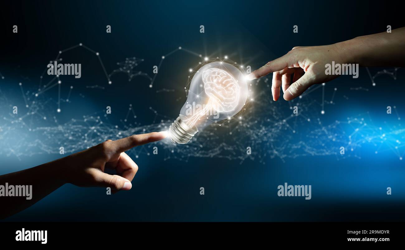Hände zeigen ein Gehirn in eine Glühbirne. Hintergrund für konvergierenden Punkt des Schaltkreises. „Business Bright Idea“, „Great Idea for Success“ und „Mixed Media Concept“ Stockfoto