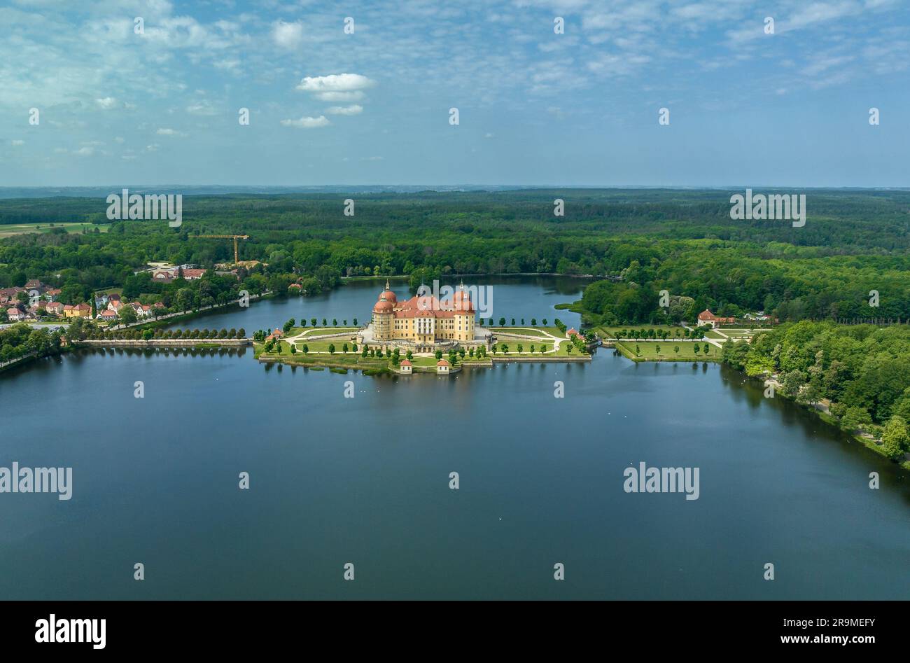 Blick aus der Vogelperspektive auf Schloss Moritzburg ein barocker Palast mit vier runden Türmen auf einer symmetrischen künstlichen Insel Stockfoto