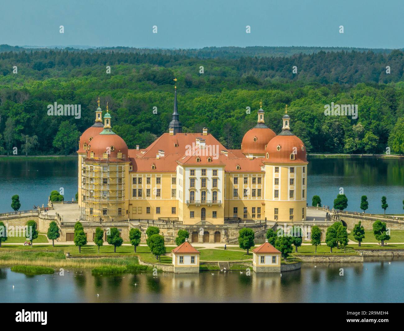 Blick aus der Vogelperspektive auf Schloss Moritzburg ein barocker Palast mit vier runden Türmen auf einer symmetrischen künstlichen Insel Stockfoto