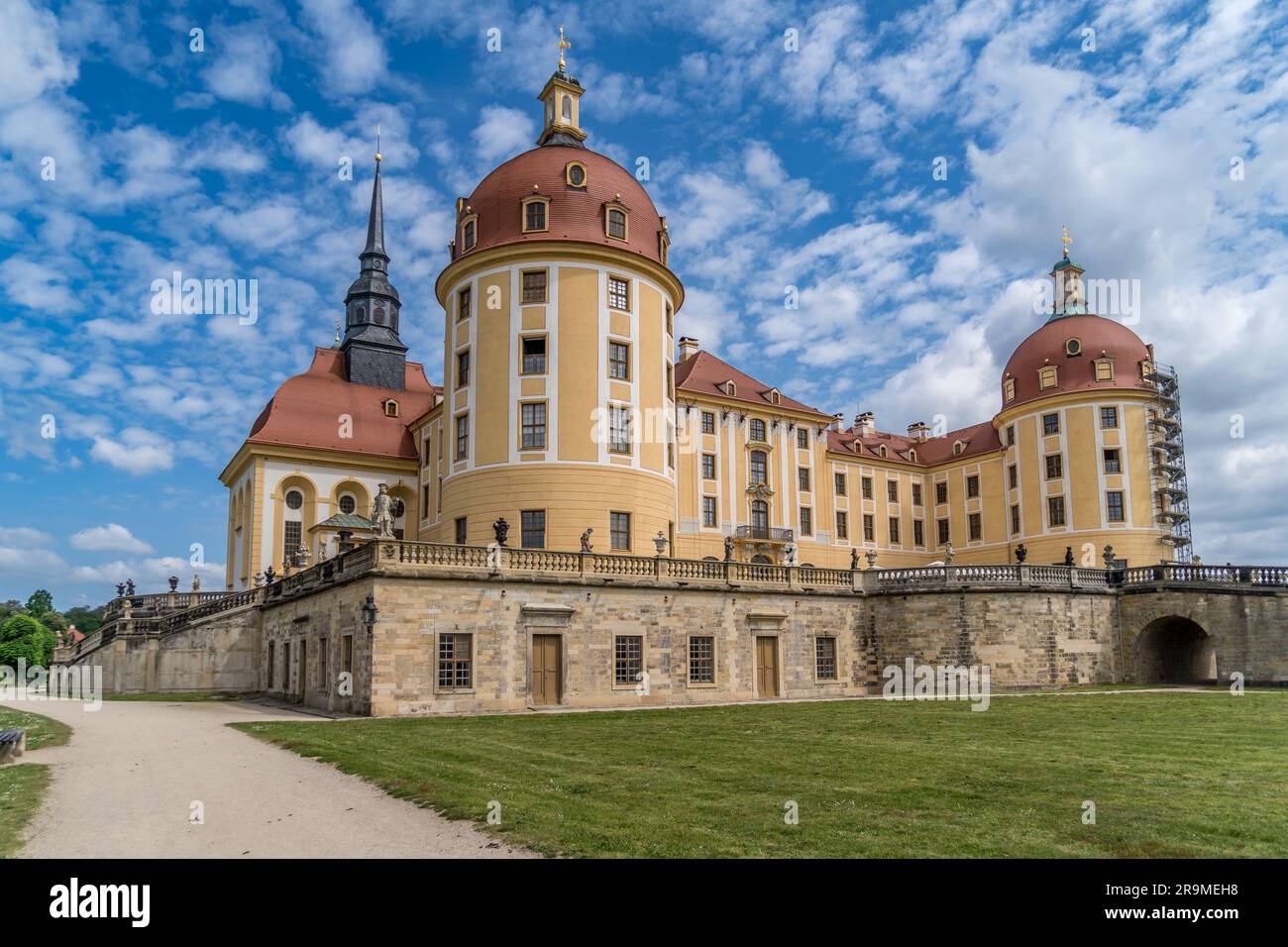 Blick aus der Vogelperspektive auf Schloss Moritzburg ein barocker Palast mit vier runden Türmen auf einer symmetrischen künstlichen Insel Stockfoto