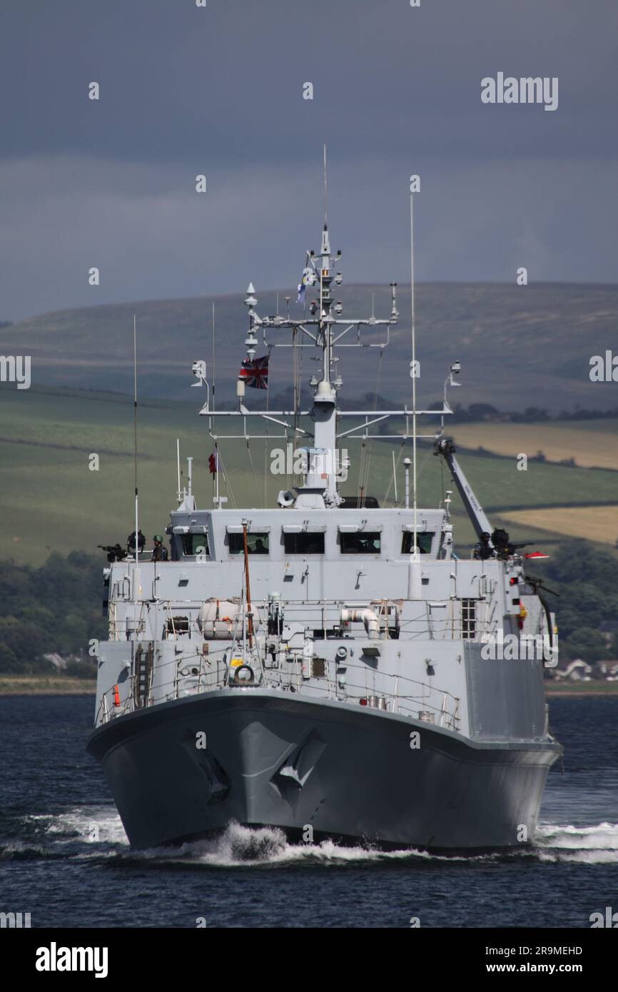 UNS Cherkasy (M311), ein von der ukrainischen Marine betriebener Minenunter der Klasse Sandown, vorbei an Greenock am Firth of Clyde. Das Schiff nimmt an der Übung Sea Breeze 23-1 Teil (in Anerkennung des provisorischen Gastgeberlandes Alba Breeze genannt), einer multinationalen Militärübung, die dieses Jahr in Schottland statt dem üblichen Gastgeberland der Ukraine stattfindet. Dieses Schiff diente als HMS Shoreham (M112) bei der britischen Royal Navy, bis es 2022 stillgelegt und Anfang dieses Jahres in die ukrainische Marine überführt wurde. Das ist ihre erste Marineübung in den Händen ihrer neuen Besitzer. Stockfoto