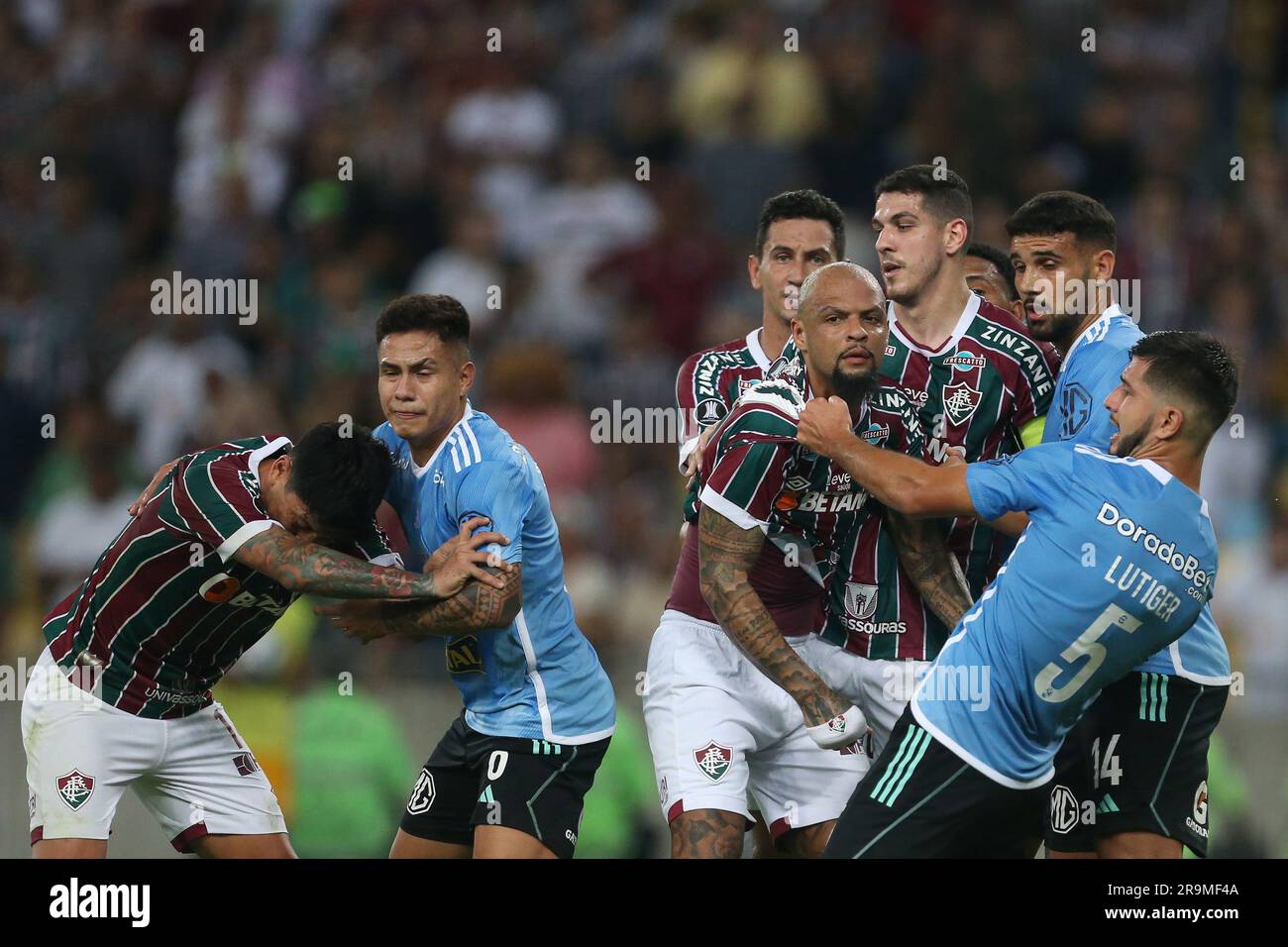 Rio de Janeiro, Brasilien. 27. Juni 2023. German Cano, Felipe Melo von Fluminense kämpft um Besitz mit Jesus Pretell, Rafael Lutiger von Sporting Cristal, während des Spiels zwischen Fluminense e Sporting Cristal für die 6. Runde der Gruppe D der Copa CONMEBOL Libertadores 2023 im Maracana Stadium am 27. Juni in Rio de Janeiro, Brasilien. Foto: Daniel Castelo Branco/DiaEsportivo/Alamy Live News Kredit: DiaEsportivo/Alamy Live News Stockfoto