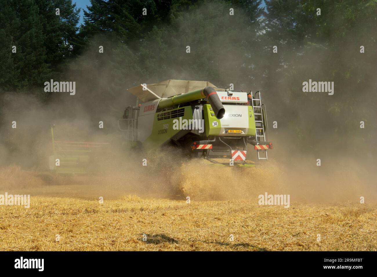 Volkovce, Slowakei - 26. Juni 2023 : der moderne Mähdrescher, der reife Weizenkörner erntet. Landmaschinen. Stockfoto