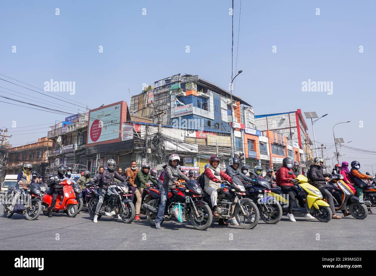 Motorradfahrer warten am 28. März 2023 in Kathmandu, Nepal, im Verkehr. (Yam Kumari Kandel/Global Press Journal) Stockfoto