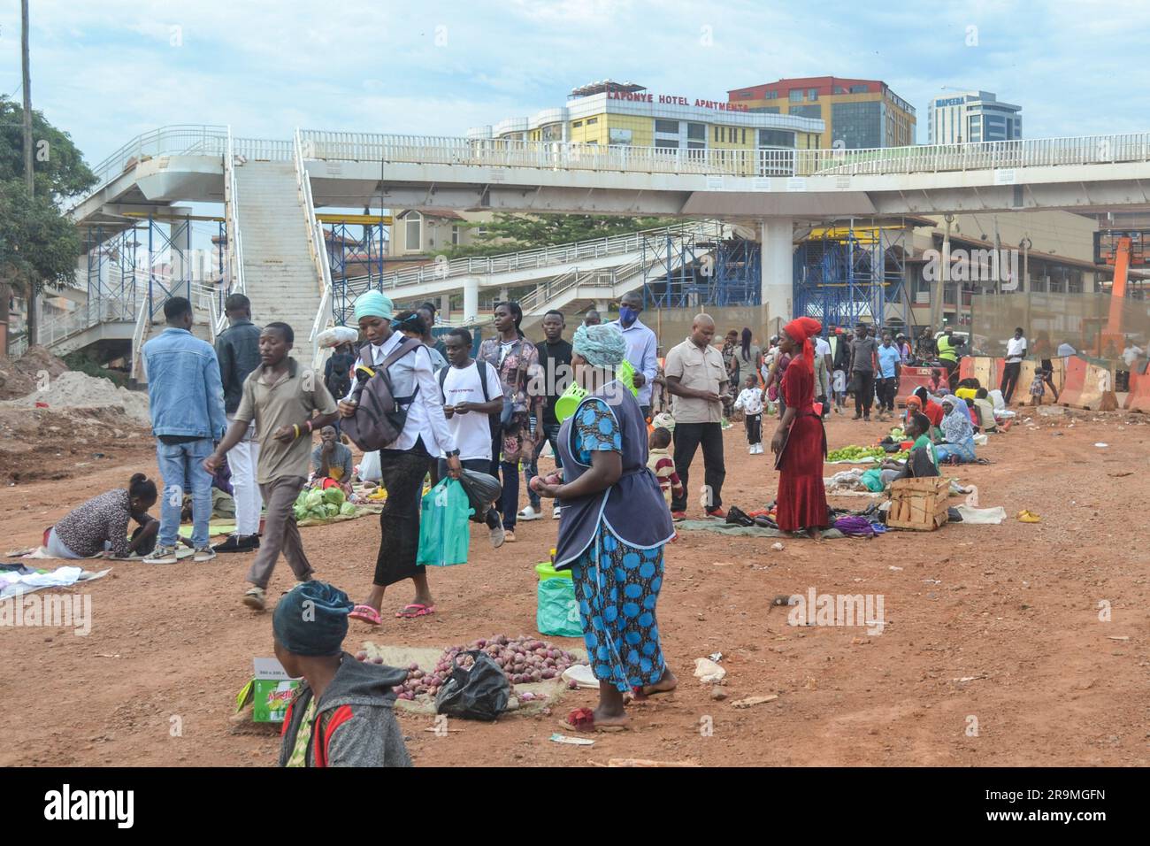 Am 25. März 2023 verkaufen Händler Gemüse an Pendler entlang der Entebbe Road in Kampala, Uganda. (Apophia Agiresaasi/Global Press Journal) Stockfoto