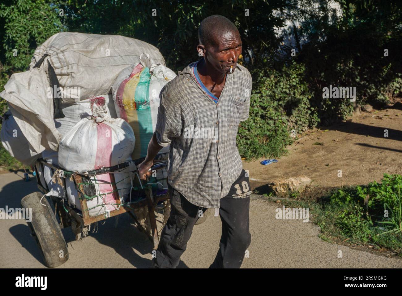 Elliot patina transportiert Gebrauchtkleidung für einen seiner Kunden, der die Kleidung am 29. März 2023 auf einem Markt in Mutare, Simbabwe, weiterverkauft. (Gamuchirai Masiyiwa/Global Press Journal) Stockfoto