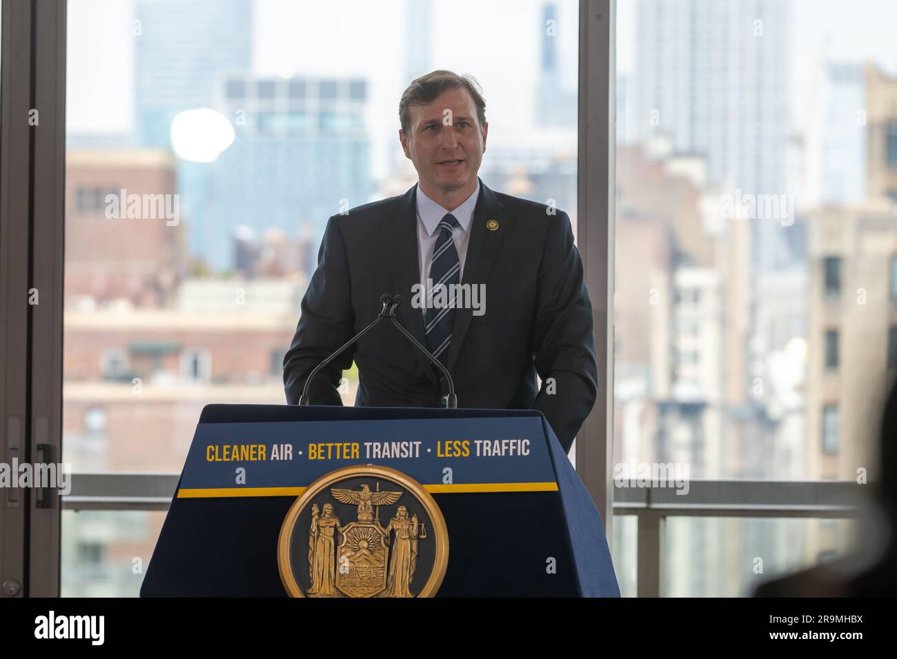 New York, Usa. 27. Juni 2023. USA Repräsentant Dan Goldman spricht während der Ankündigung des Gouverneurs Hochul über die Entwicklung der landesweit ersten Staupreise in New York City. Kredit: SOPA Images Limited/Alamy Live News Stockfoto