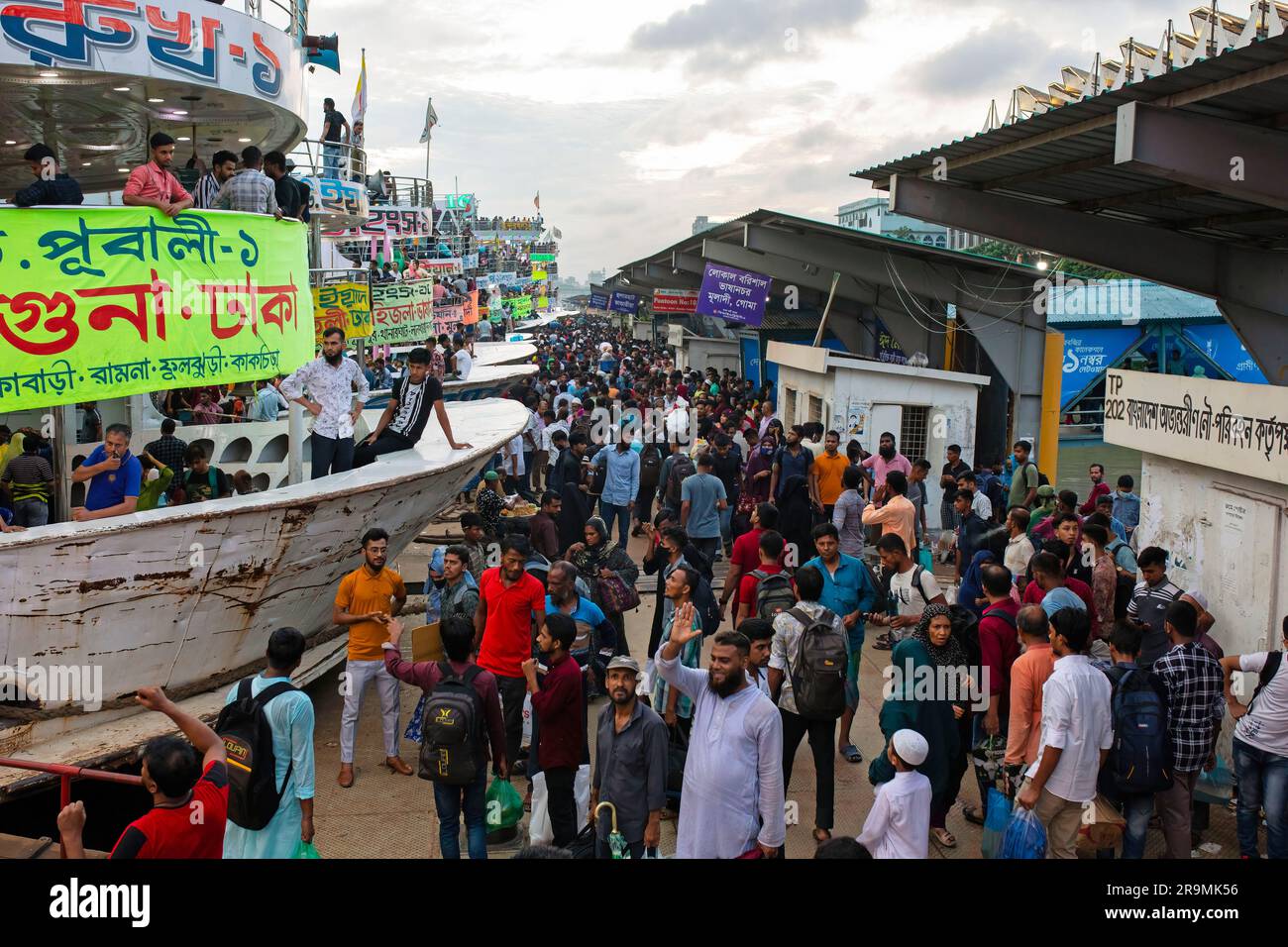 Dhaka, Bangladesch. 27. Juni 2023. Menschen, die die Hauptstadt verlassen und in ihre Heimatstädte zurückkehren, um Eid Al Adha mit ihrer Familie und ihren Lieben zu feiern. Interne Migranten gingen zurück in ihre Heimatstädte, um Eid Al Adha zu feiern. Moslems auf der ganzen Welt feiern Eid al-Adha, auch bekannt als Opferfest am Ende der Hajj-Pilgerfahrt in Mekka und in Erinnerung an Prophet Abrahams Bereitschaft, seinen Sohn zu opfern, um Gehorsam gegenüber Gott zu zeigen. Kredit: SOPA Images Limited/Alamy Live News Stockfoto