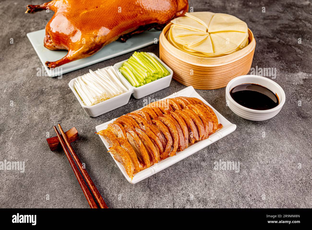 Schneiden von gebratener Peking-Ente, Peking-geröstete Ente Stockfoto