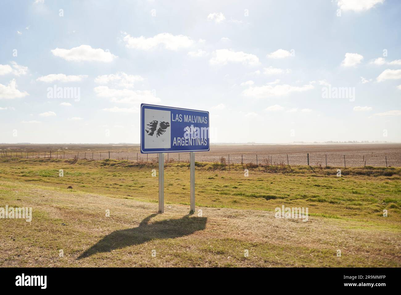 Juni 1, Cordoba, Argentinien: Straßenschild mit dem Text die Falklands (Malvinas) sind Argentinier und beanspruchen die nationale Souveränität über diese Inseln. Stockfoto