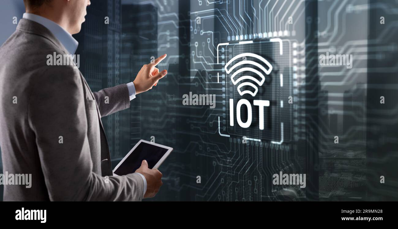 Klicken Sie auf den virtuellen Bildschirm Internet of Things IOT-Konzept. Grafischer Hintergrund für elektrische Stromkreise mit Infografik. Stockfoto