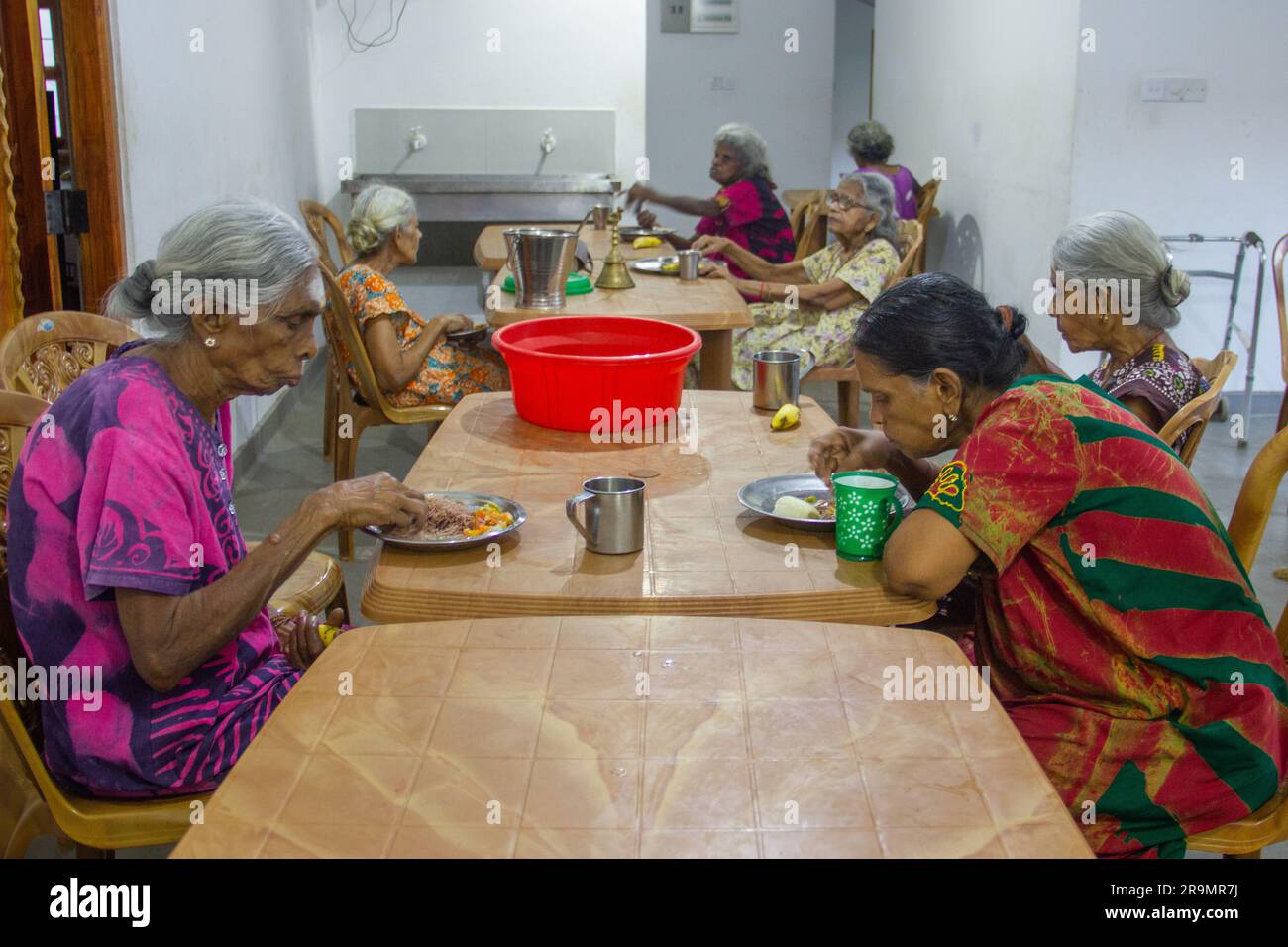 Die Ältesten essen am 19. Mai 2023 in einem Aschram, einem spirituellen Kloster, in Jaffna, Sri Lanka zu Abend. Einige Ältere schließen sich im höheren Alter den Aschramen an, um Teil einer Gemeinschaft zu werden und Unterstützung zu erhalten. (Vijayatharsiny Thinesh/Global Press Journal) Stockfoto