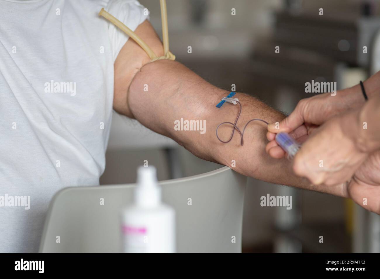 Blutentnahme ohne Handschuhe: Gefährliches Manöver für den Bediener Stockfoto