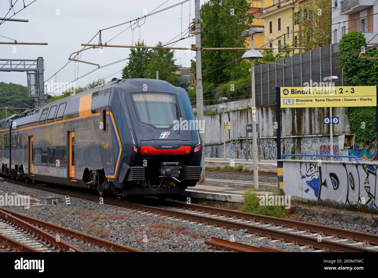 Ein elektrischer Regionalzug Trenitalia „Rock“, gebaut von Hitachi Rail Italy, verlässt den Hauptbahnhof von Rom, Mai 2023 Stockfoto