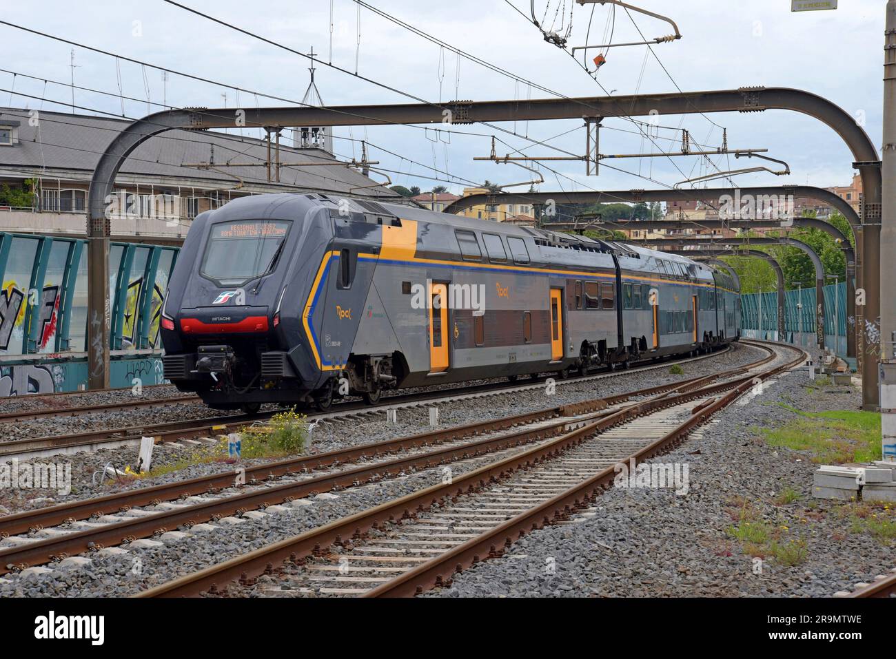 Ein elektrischer Regionalzug Trenitalia „Rock“, gebaut von Hitachi Rail Italy, verlässt den Hauptbahnhof von Rom, Mai 2023 Stockfoto