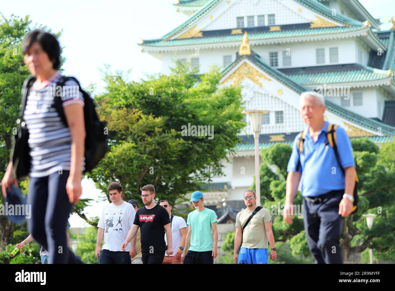 Ausländische Touristen besuchen am 27. Juni 2023 den Osaka Castle Park, der eine besondere historische Stätte in Osaka, Japan ist. (Naoki Nishimura/AFLO) Stockfoto