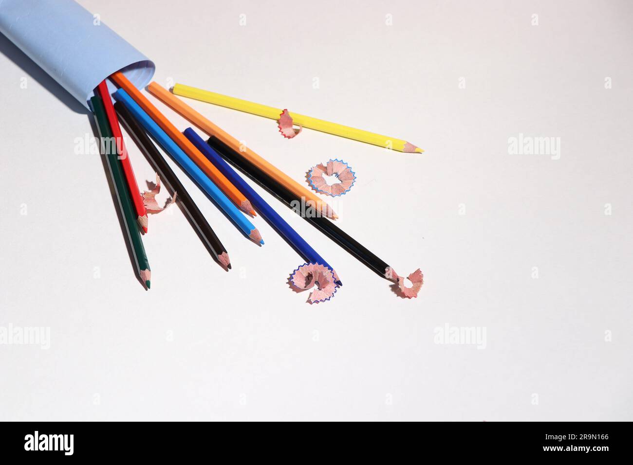 Lebhafte Inspiration entfesselt: Entdecken Sie das Spektrum der Farben mit unseren mehrfarbigen Bleistiften und dem Spitzer Stock Image! Stockfoto