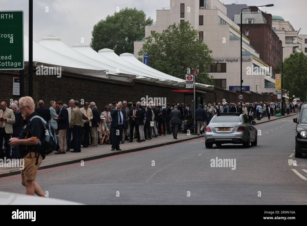 London, Großbritannien. 28. Juni 2023. Mitglieder des MCC und Cricket-Fans stellen sich vor dem Lords Cricket Ground vor dem ersten Tag des zweiten Ashes-Tests zwischen England und Australien am 28. Juni 2023 an. England liegt in der Serie derzeit einer unter den Sternen. Foto: Ben Cawthra/Sipa USA Kredit: SIPA USA/Alamy Live News Stockfoto